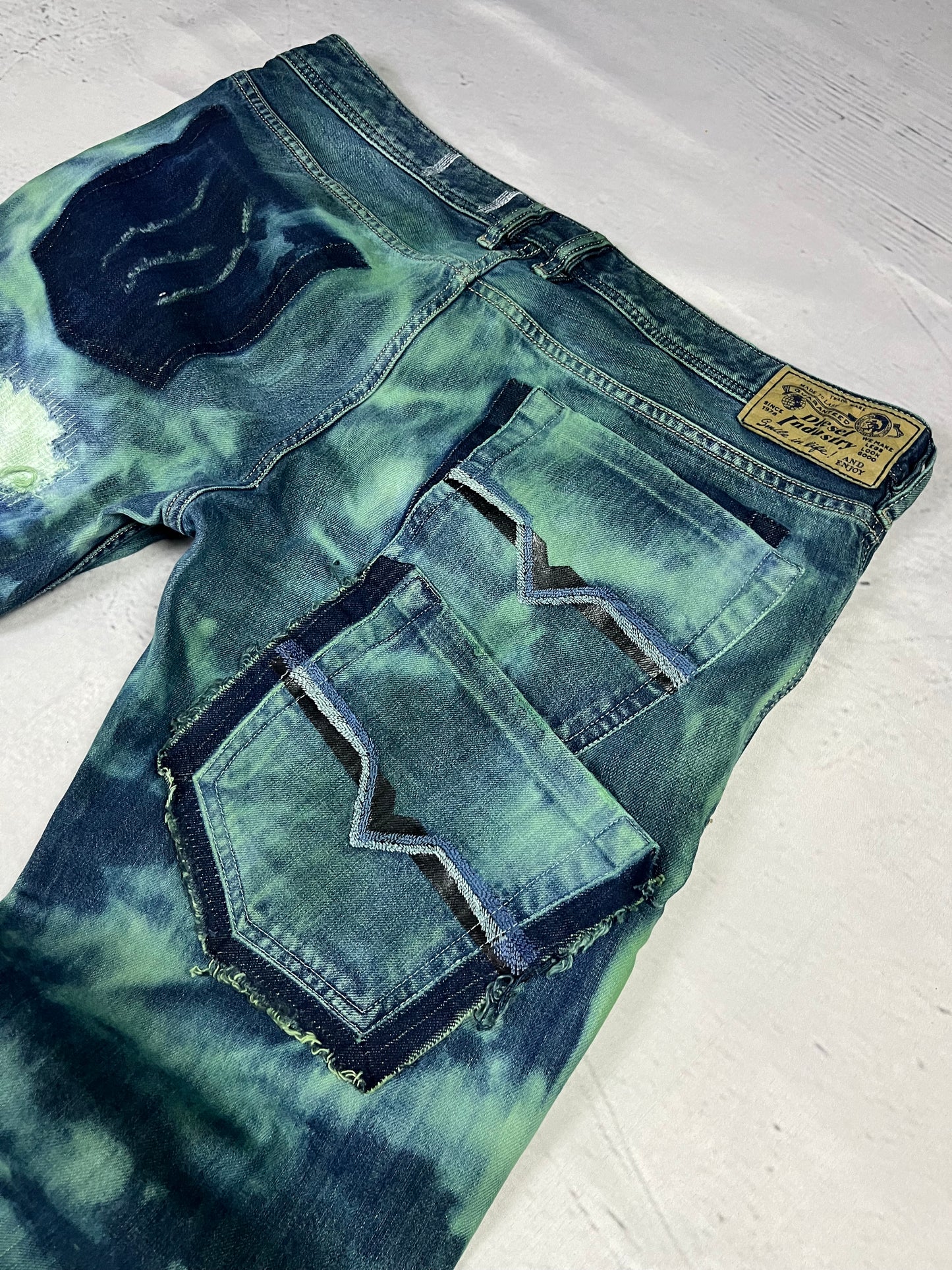 EMERALD DISTRESSED DENIM