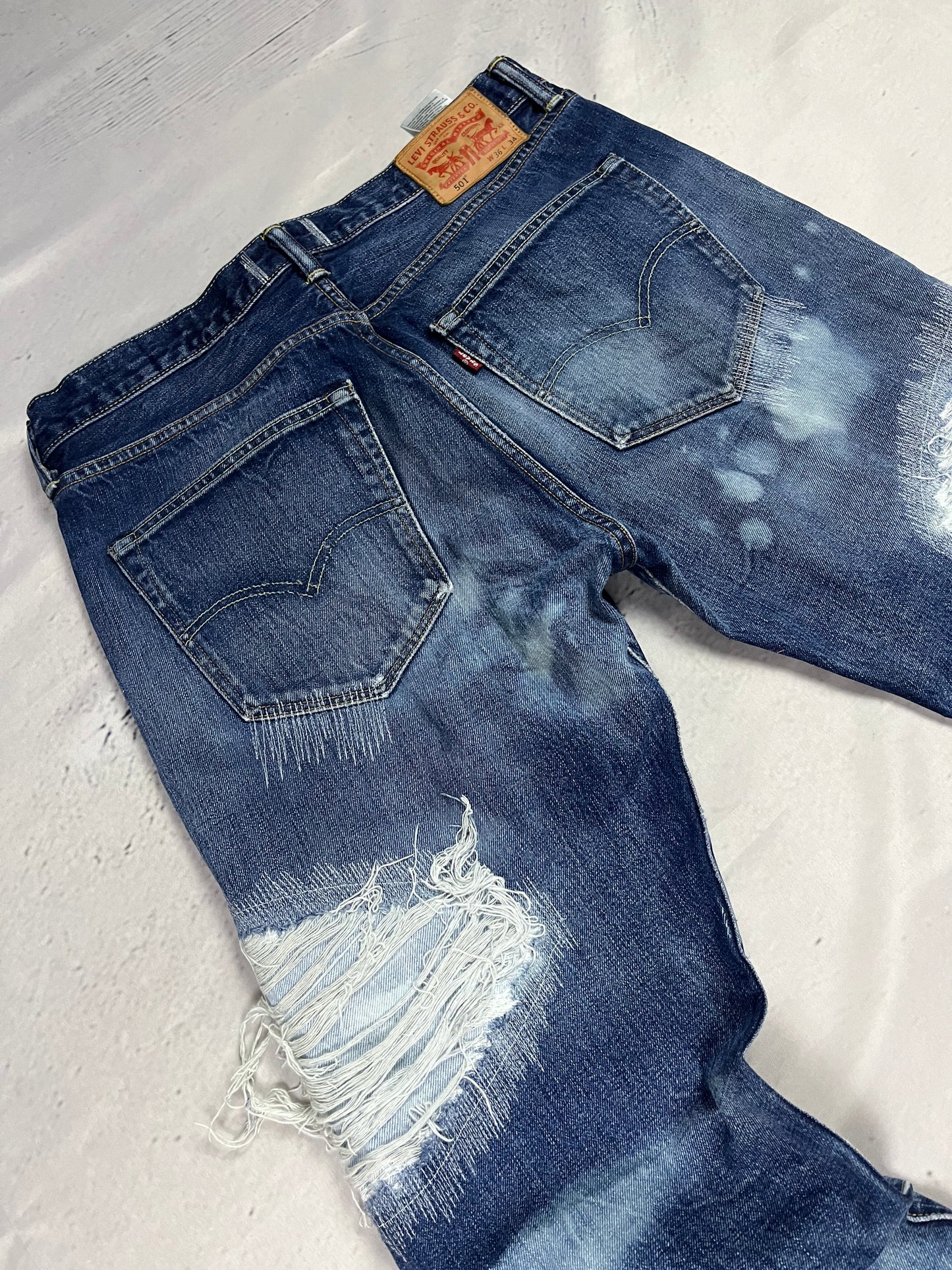 FLOW DISTRESSED DENIM