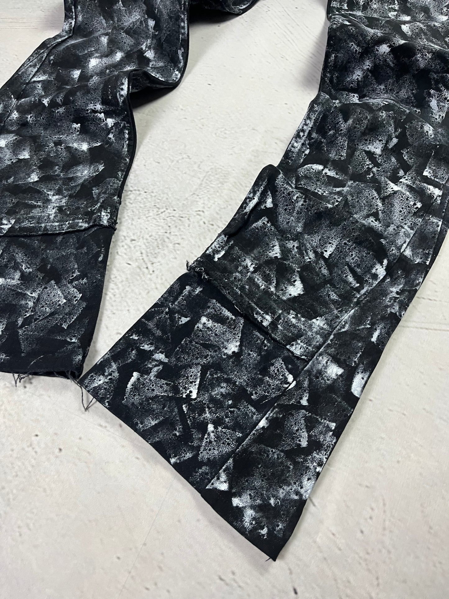 CHAOS PATTERN FLARE DENIM