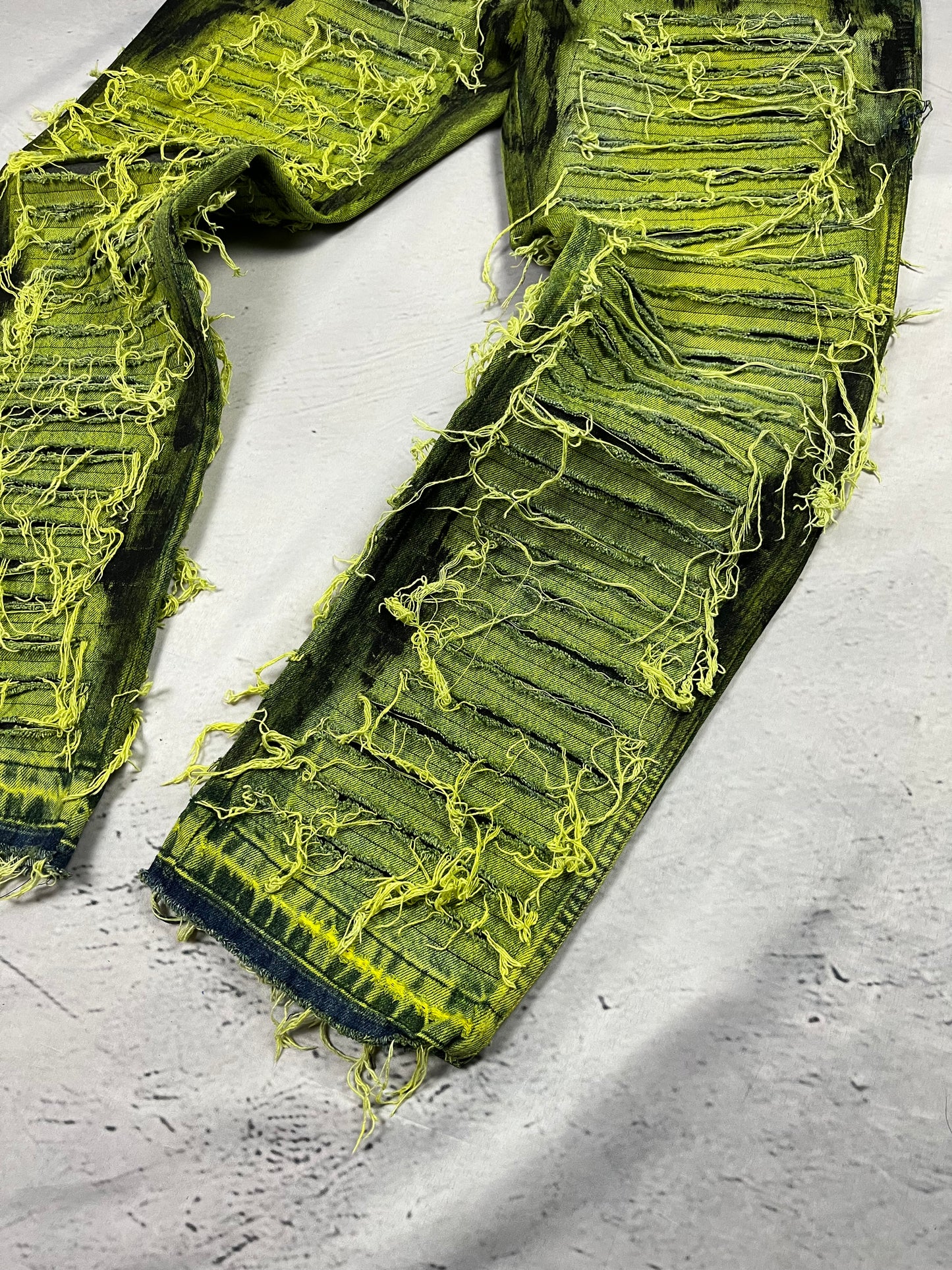 TOXIC DISTRESSED DENIM