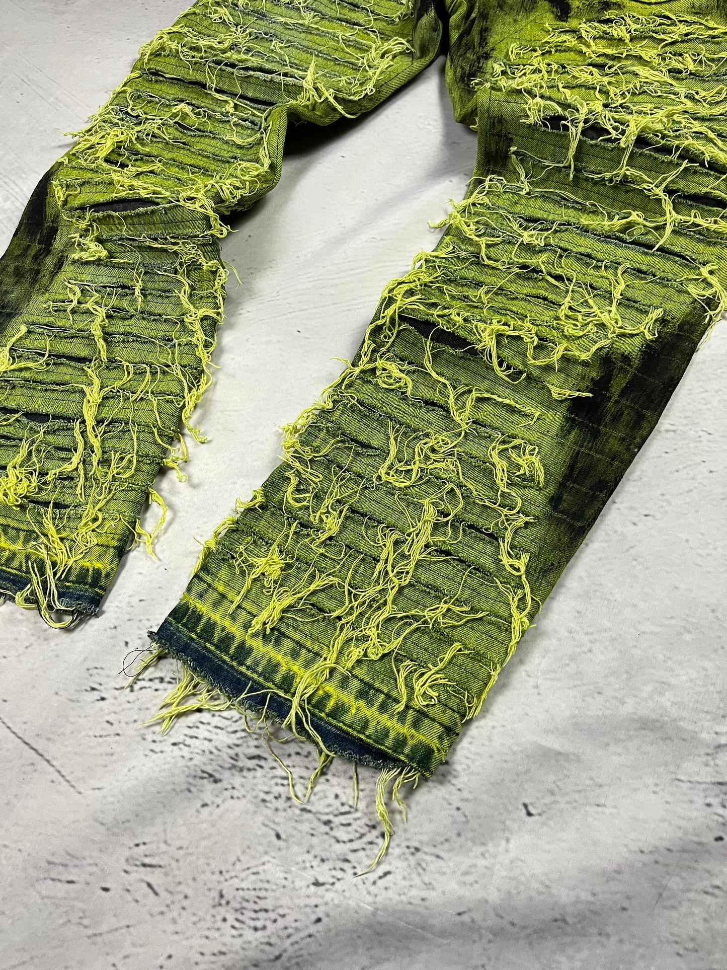 TOXIC DISTRESSED DENIM