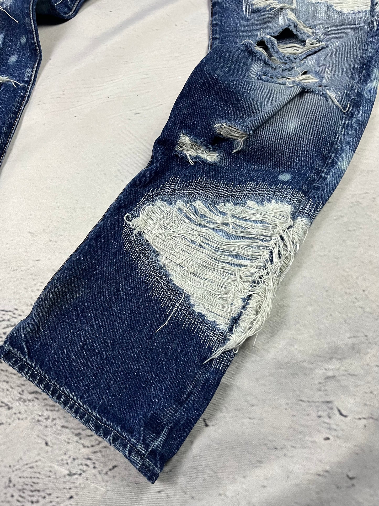 FLOW DISTRESSED DENIM