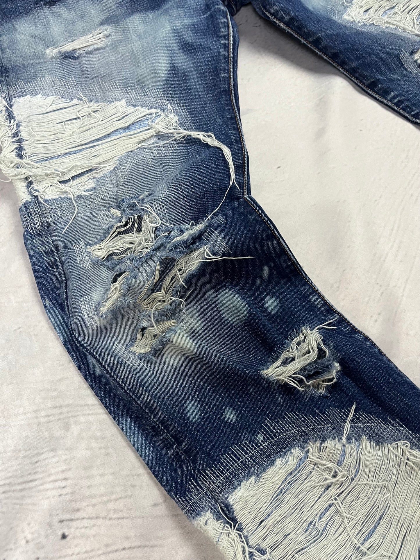 FLOW DISTRESSED DENIM