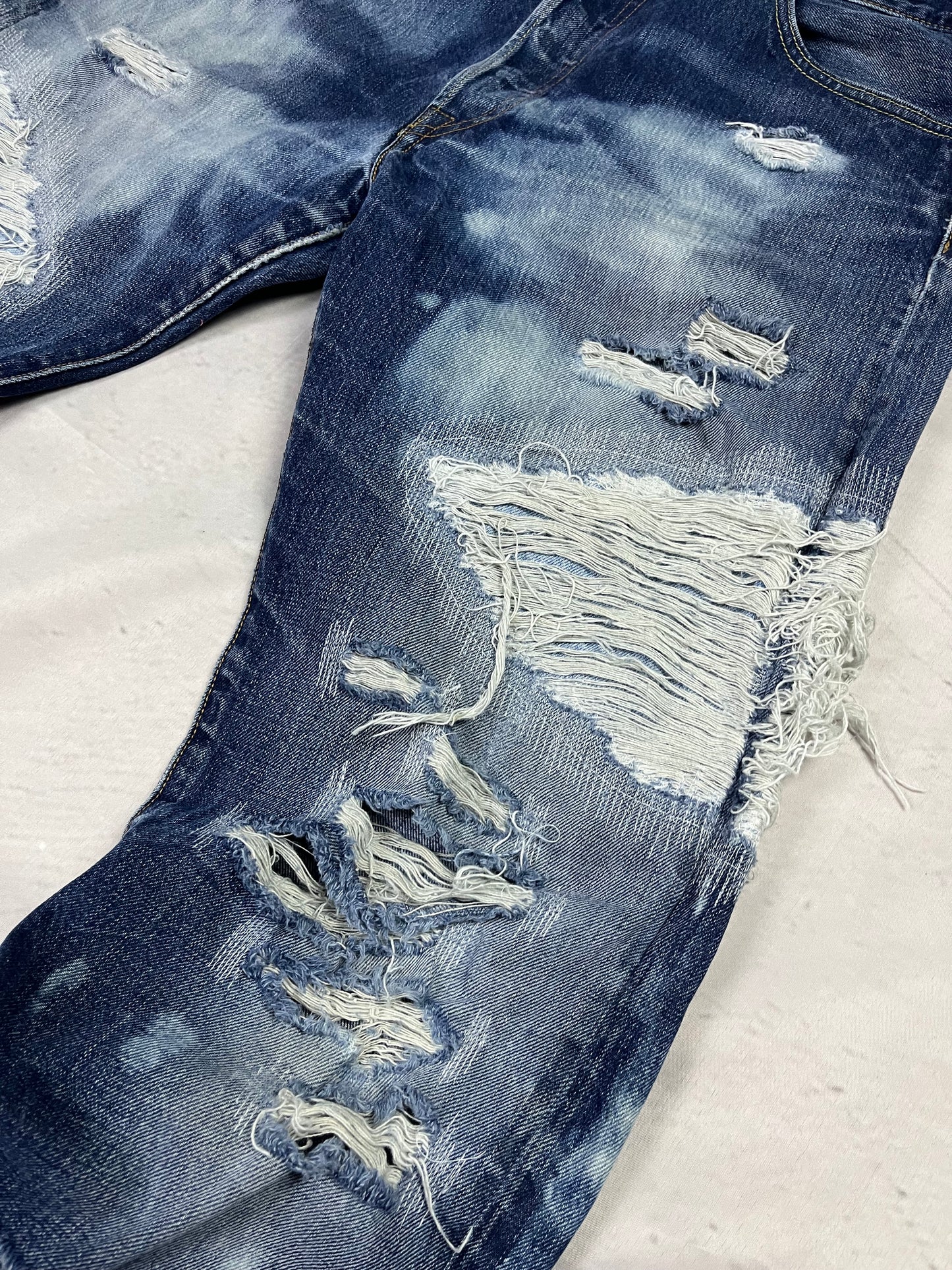 FLOW DISTRESSED DENIM