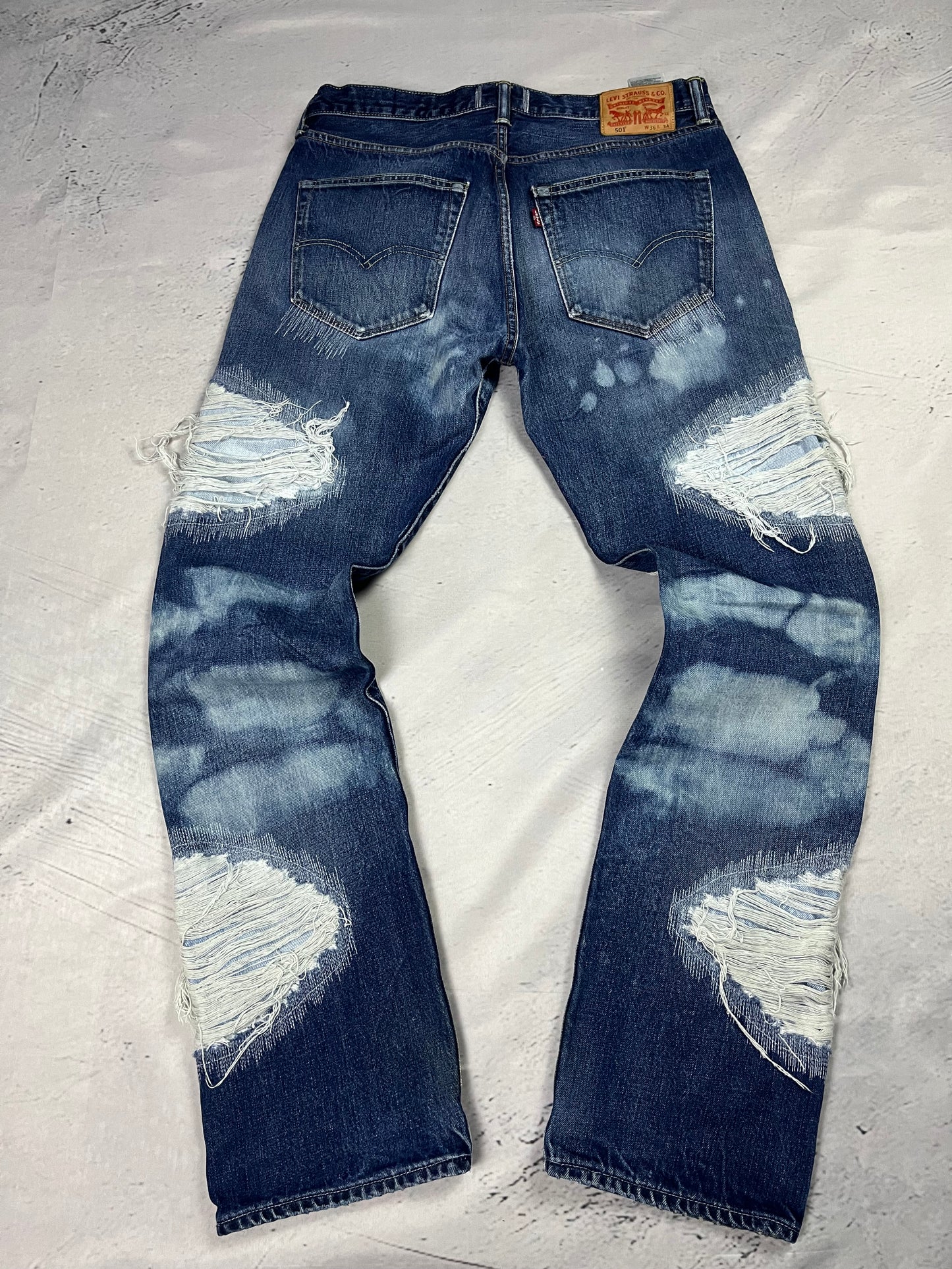 FLOW DISTRESSED DENIM