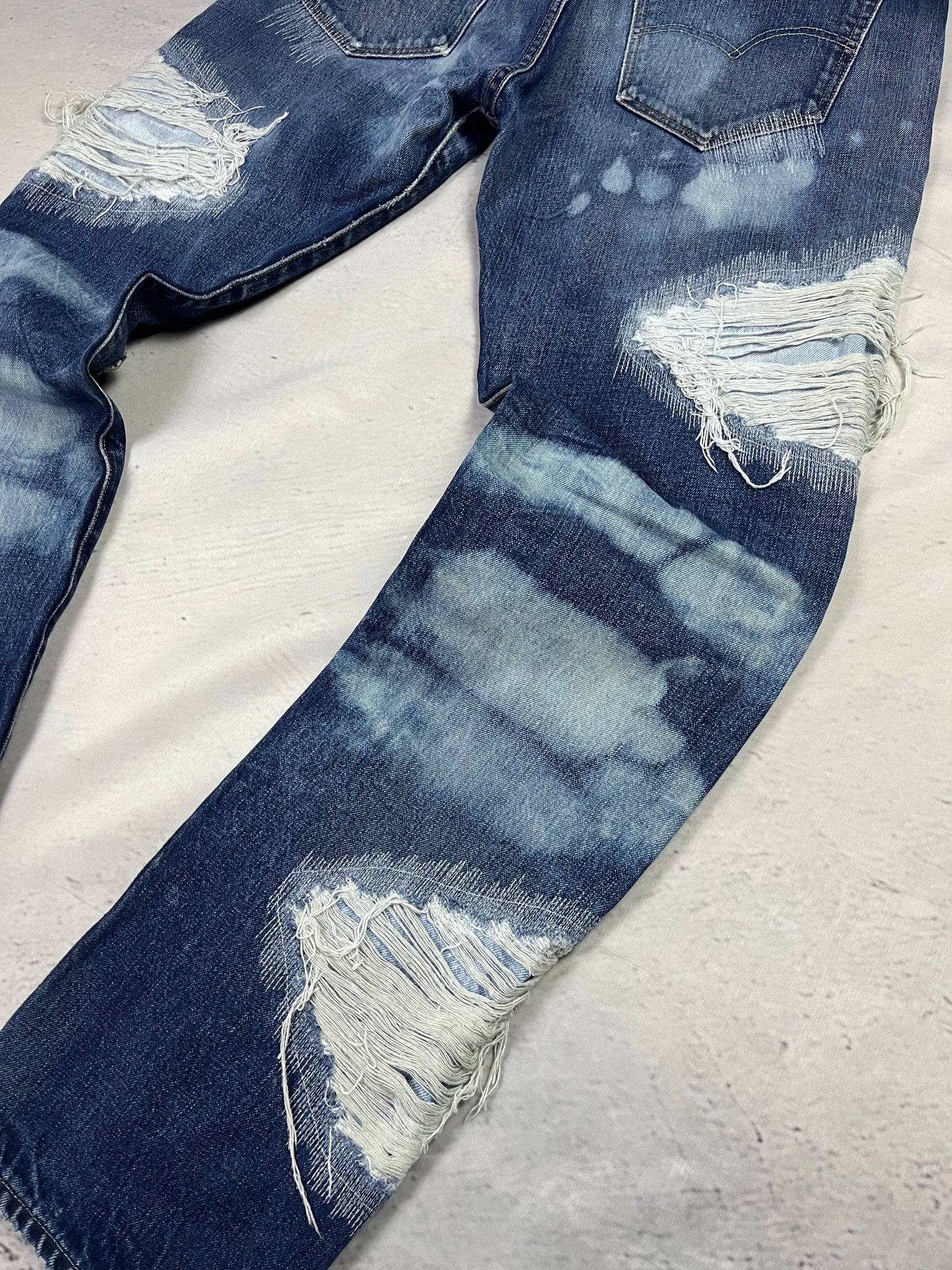 FLOW DISTRESSED DENIM