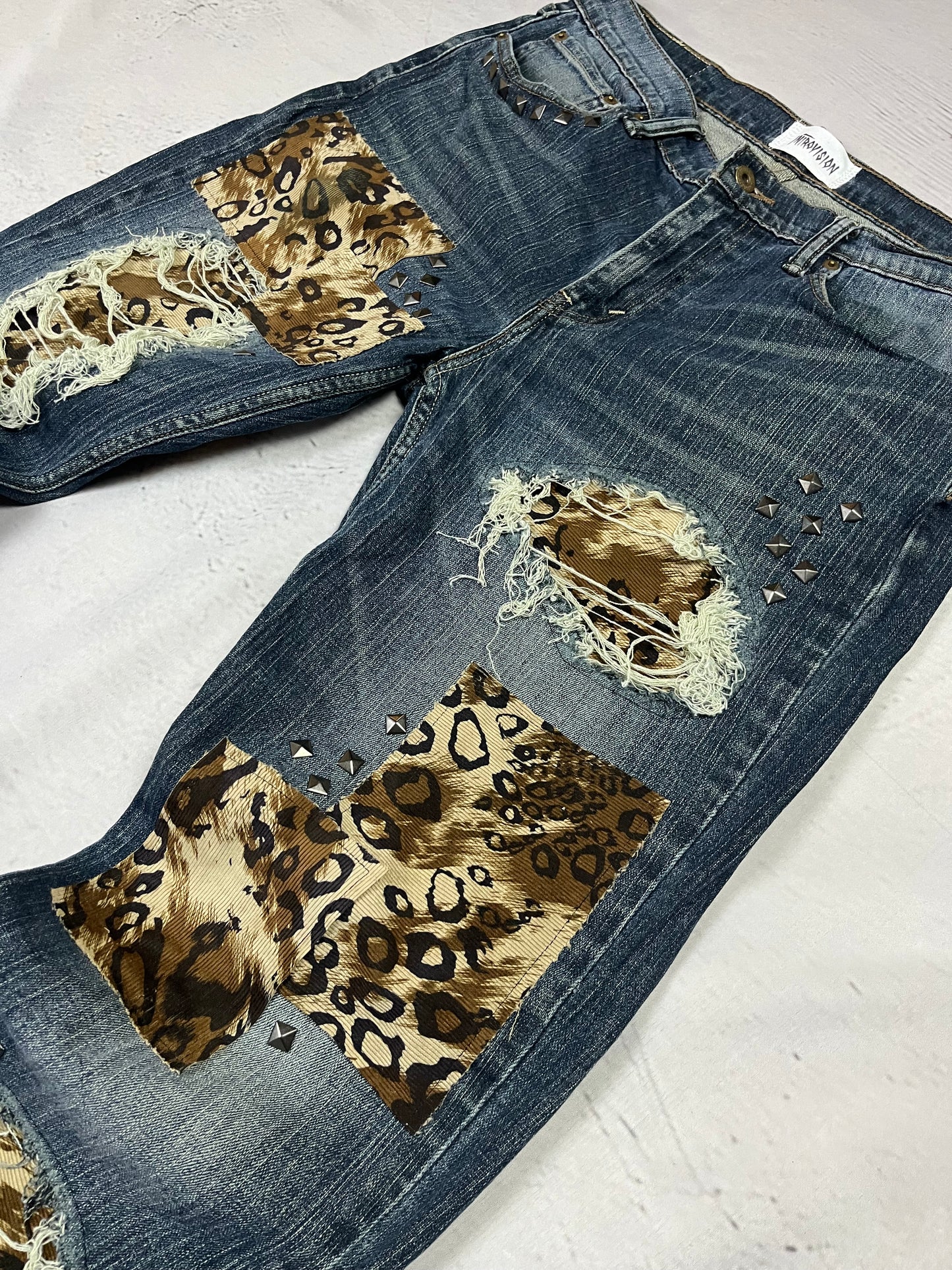 LEOPARD PATCH DISTRESSED DENIM