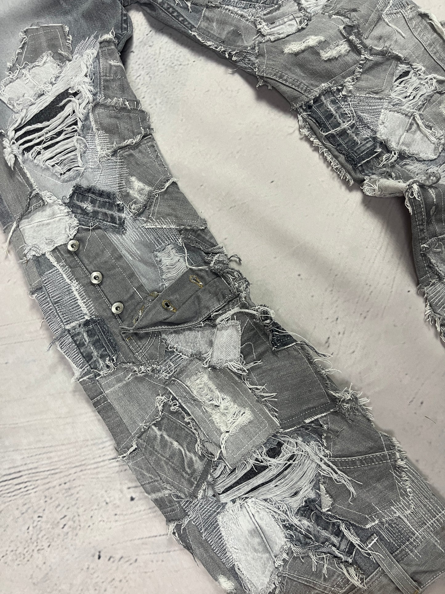 GREY SHREDDED CRUST DENIM