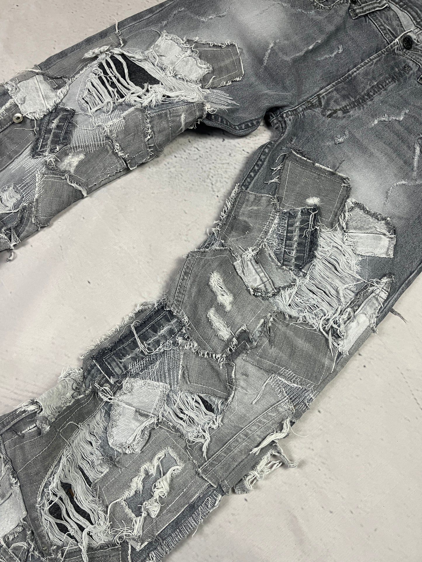 GREY SHREDDED CRUST DENIM