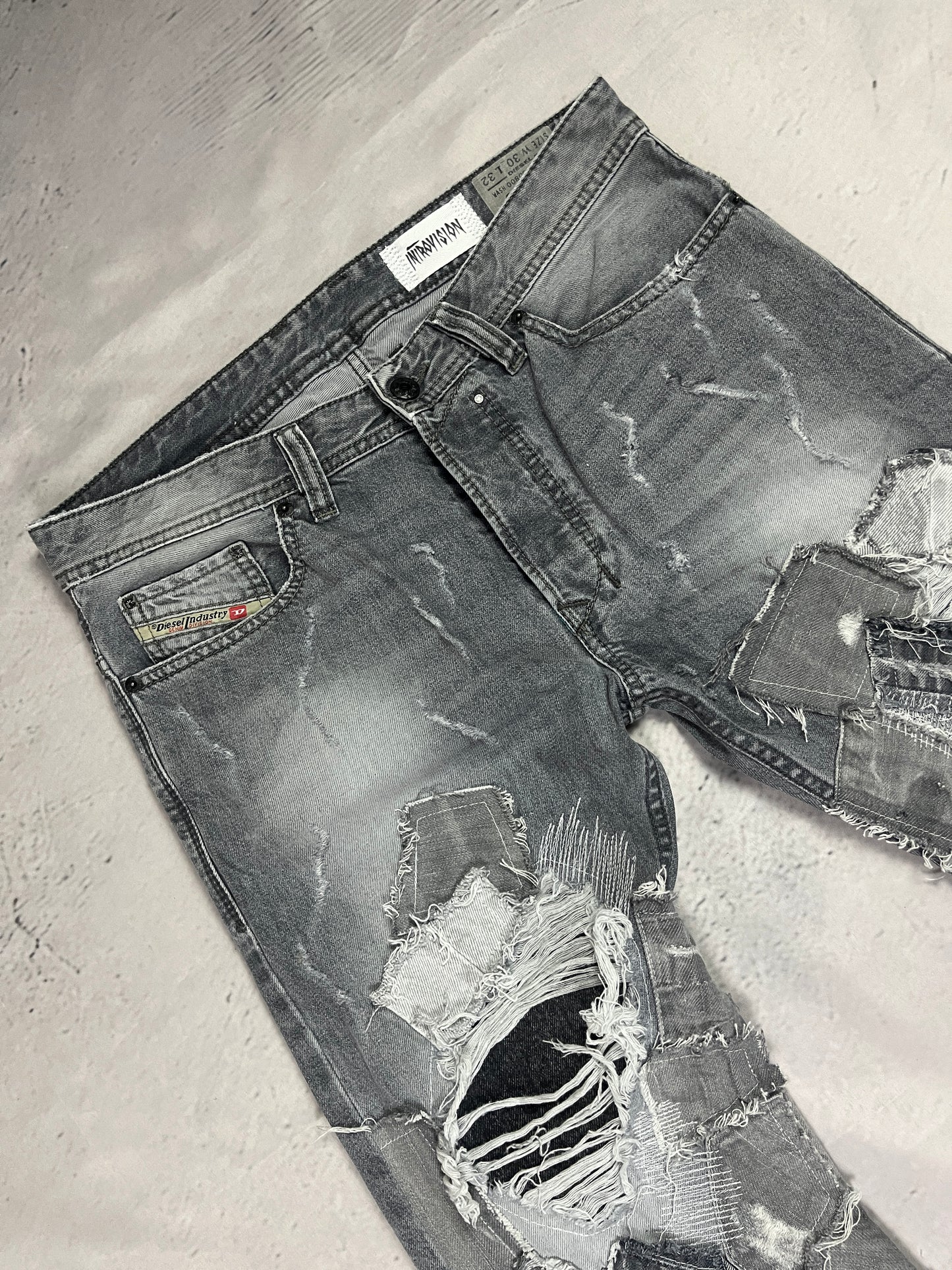 GREY SHREDDED CRUST DENIM