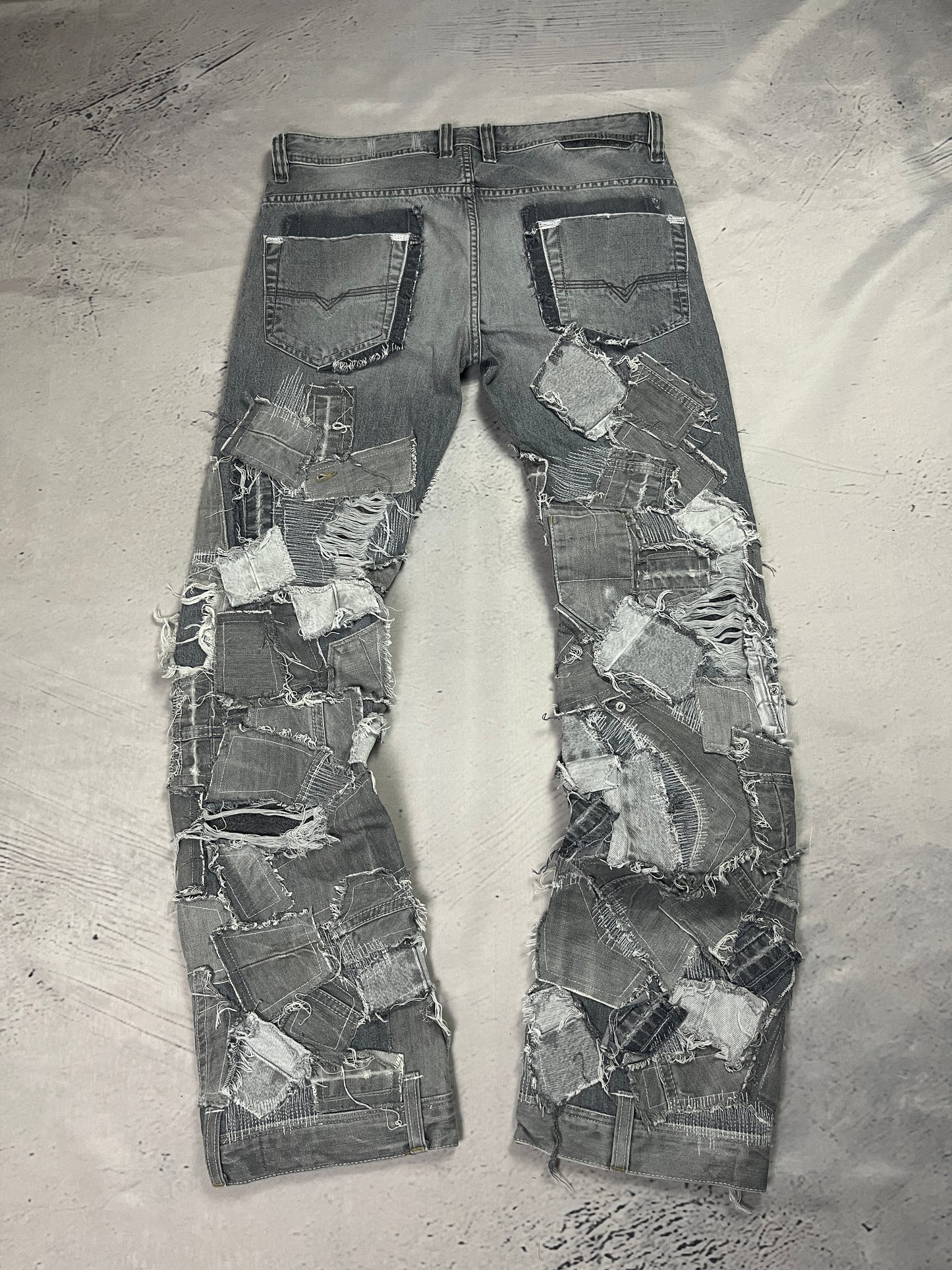 GREY SHREDDED CRUST DENIM