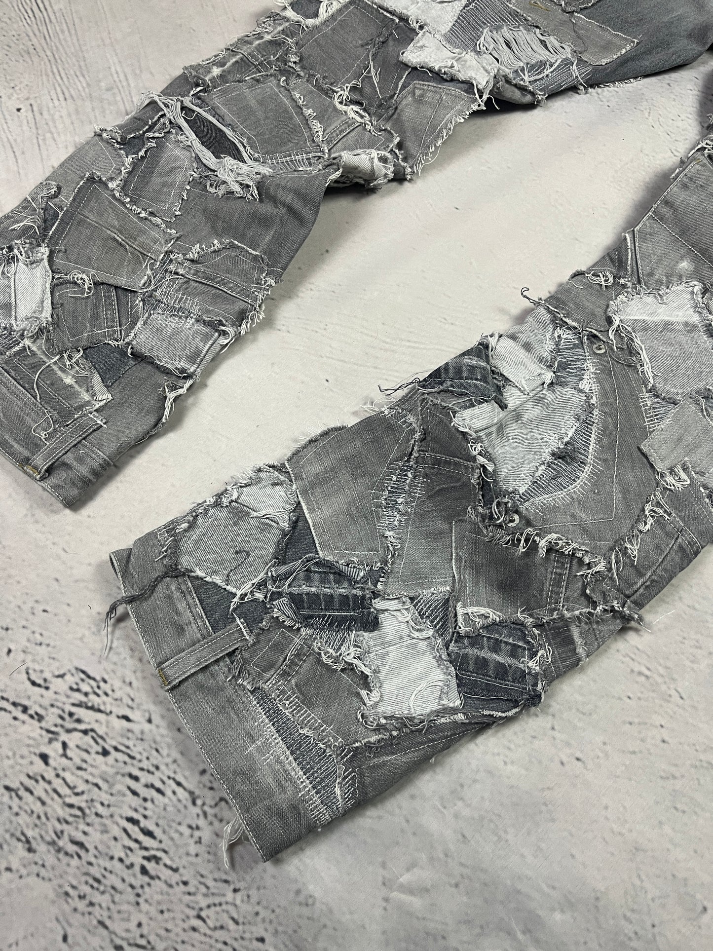 GREY SHREDDED CRUST DENIM