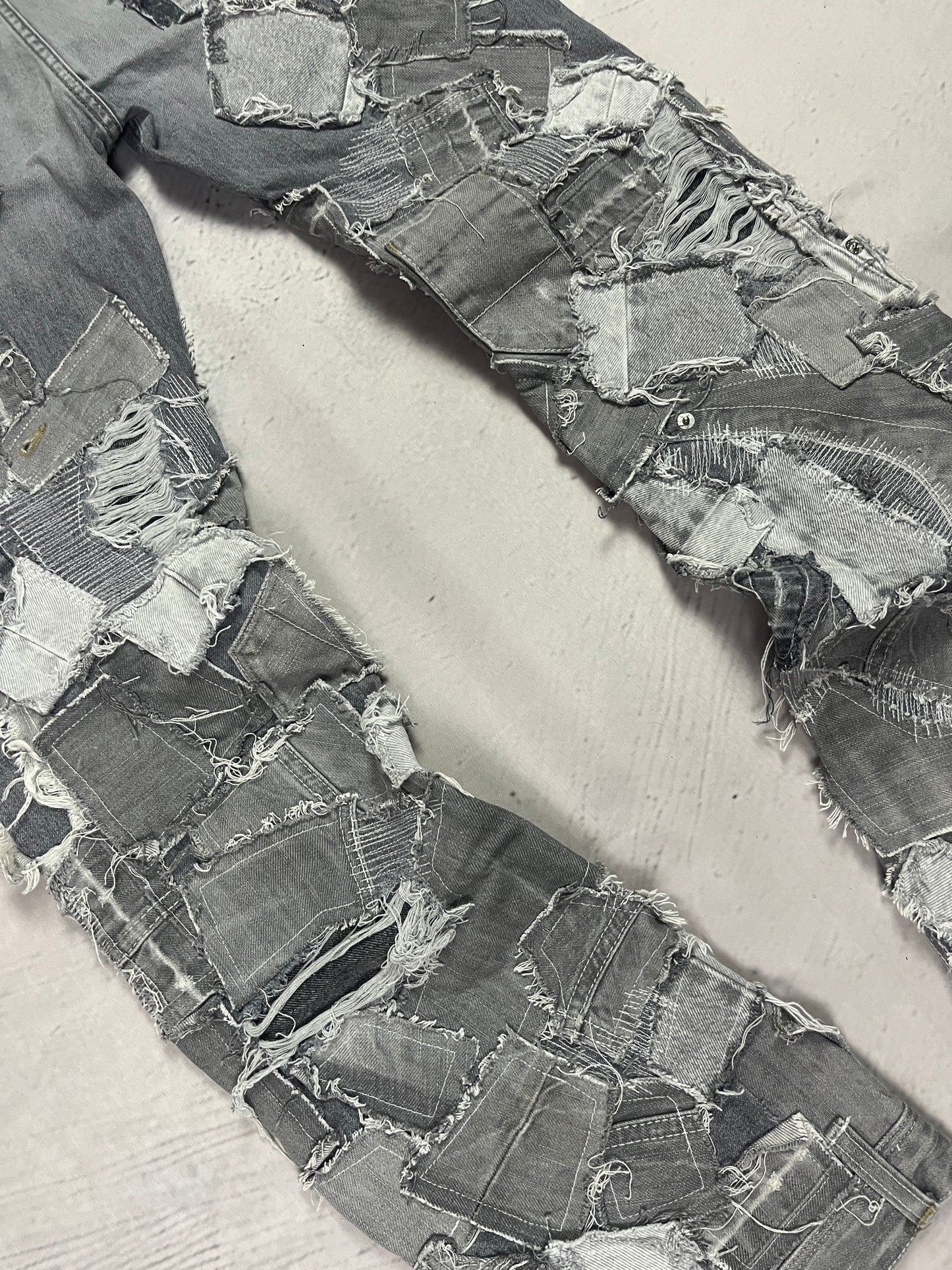 GREY SHREDDED CRUST DENIM