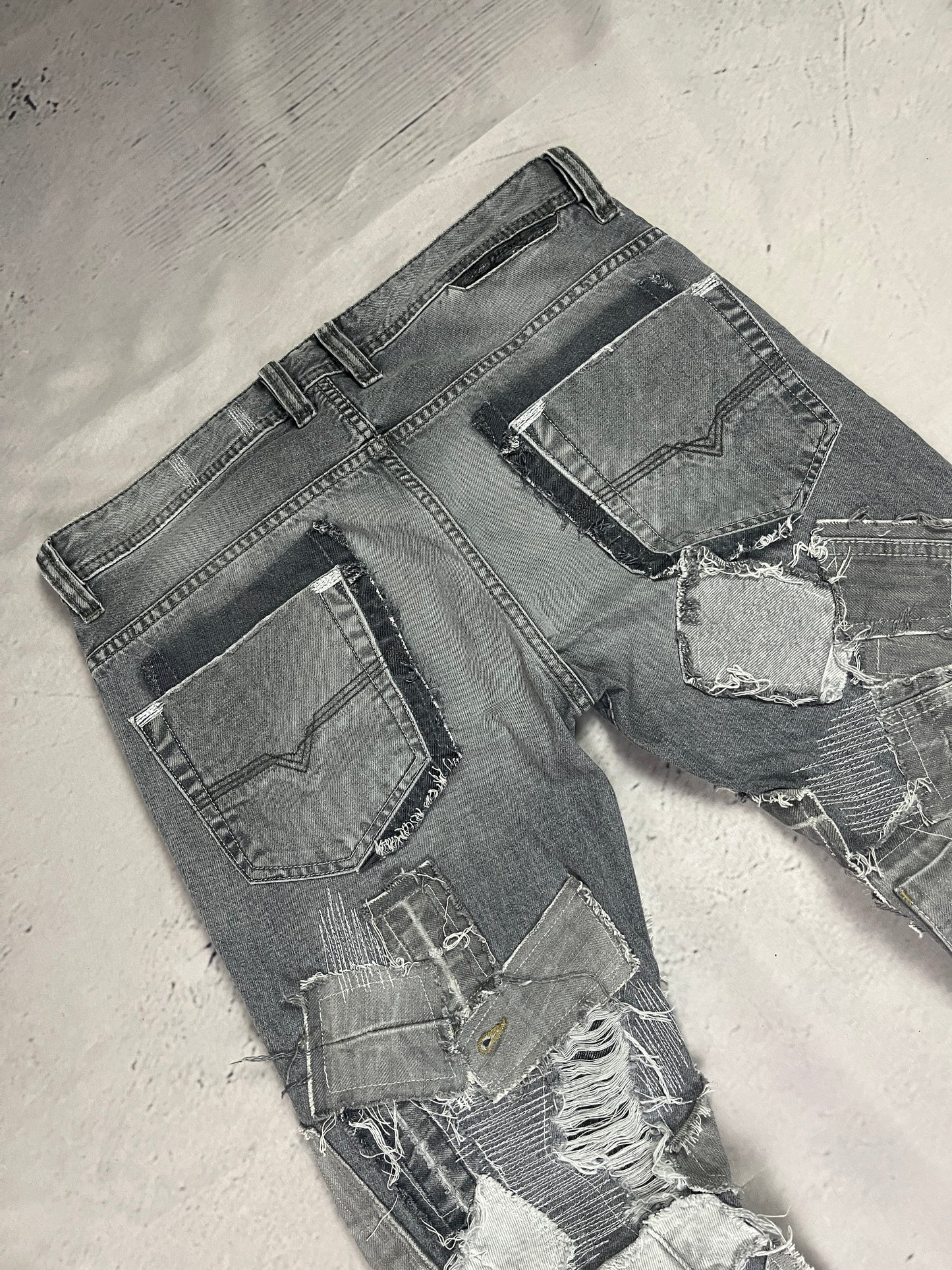 GREY SHREDDED CRUST DENIM