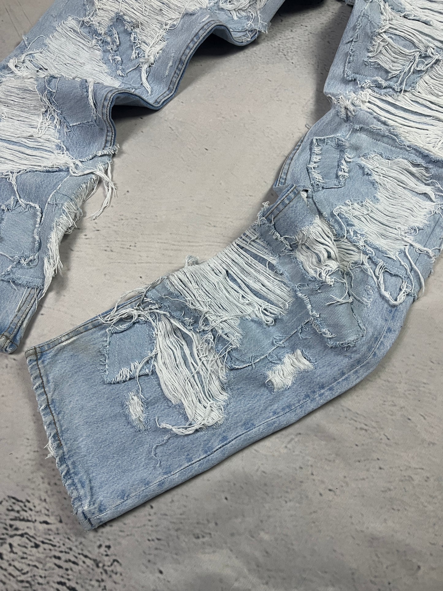 DISTRESSED FROST DENIM