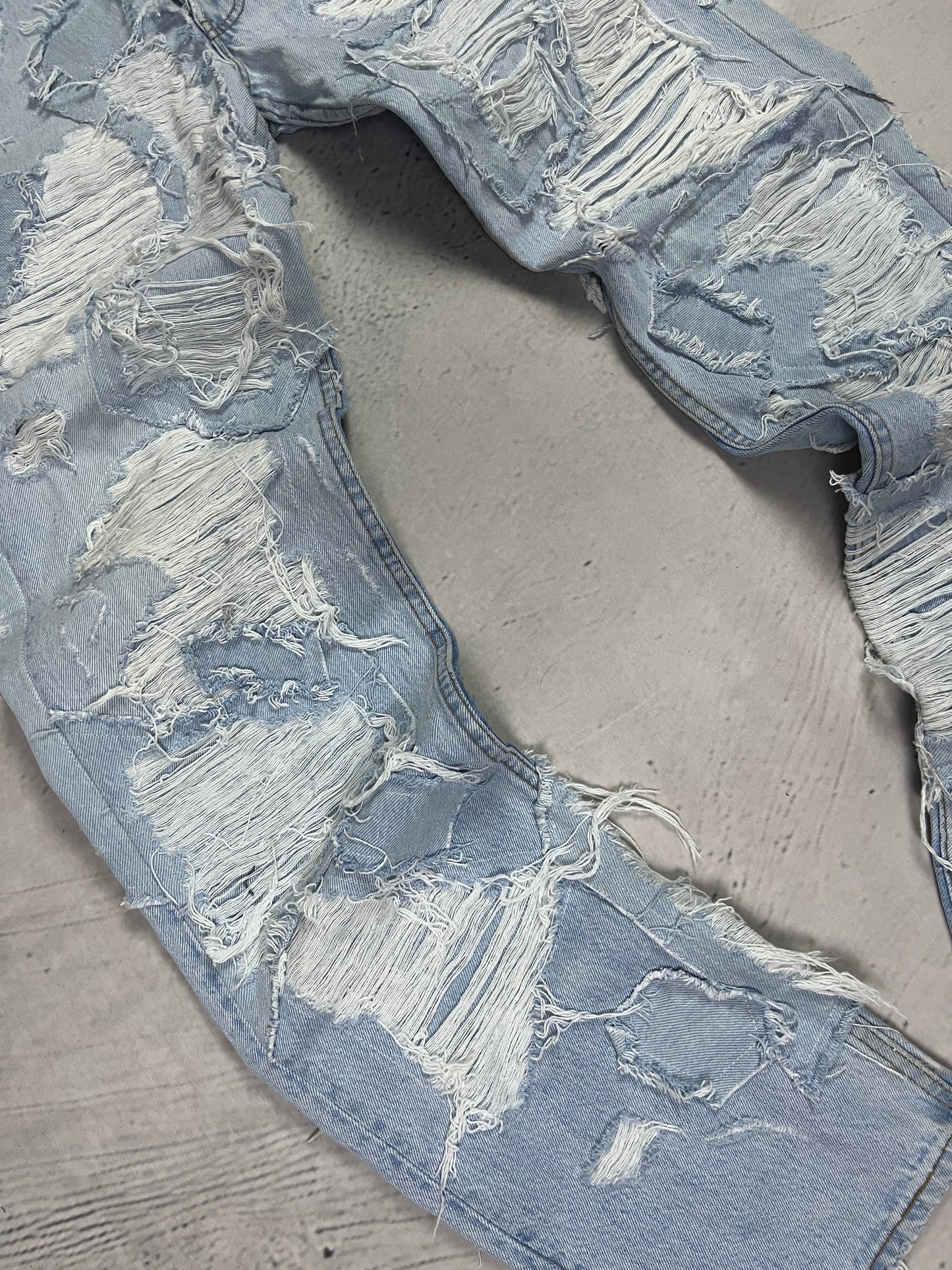 DISTRESSED FROST DENIM