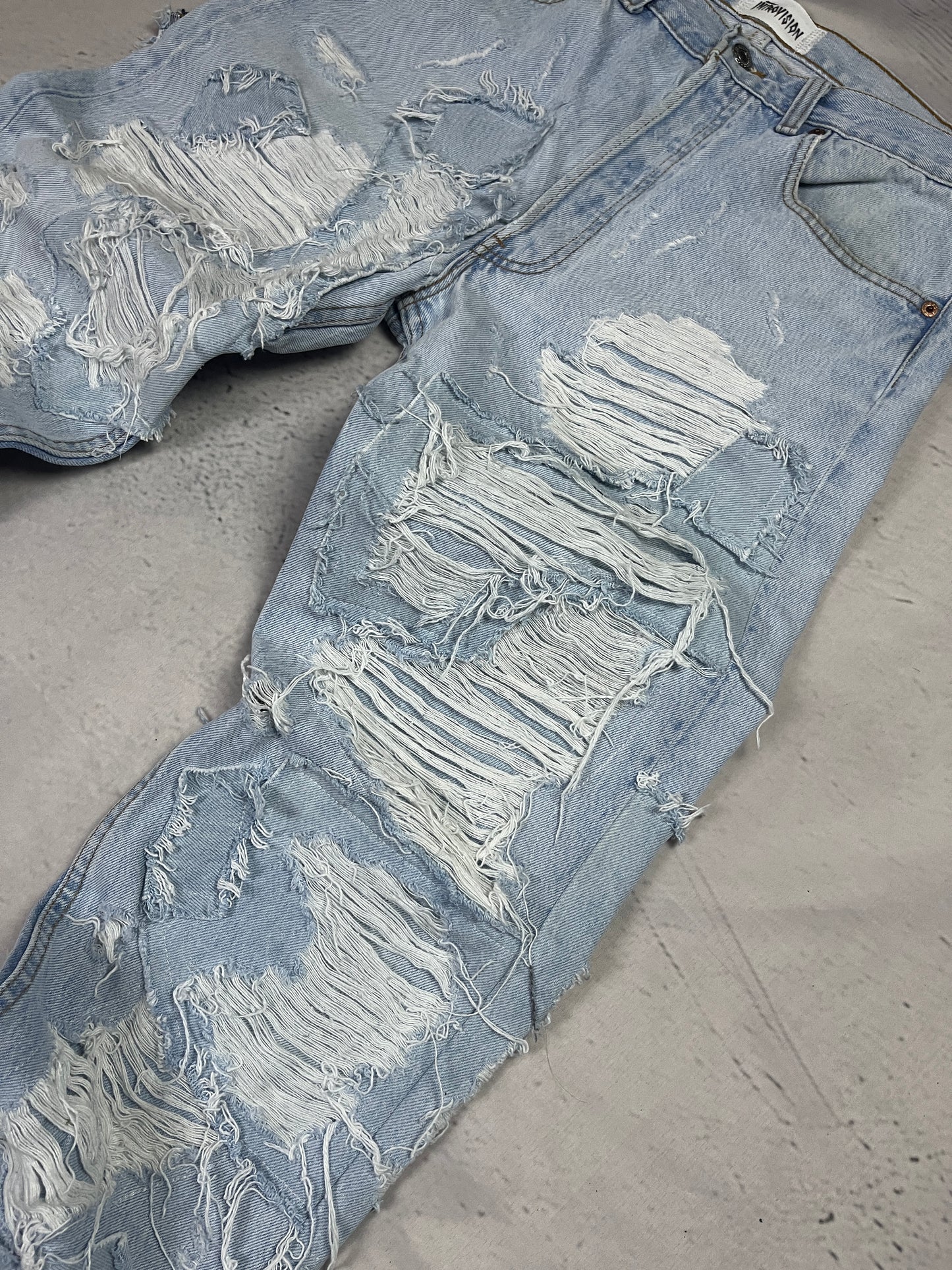 DISTRESSED FROST DENIM