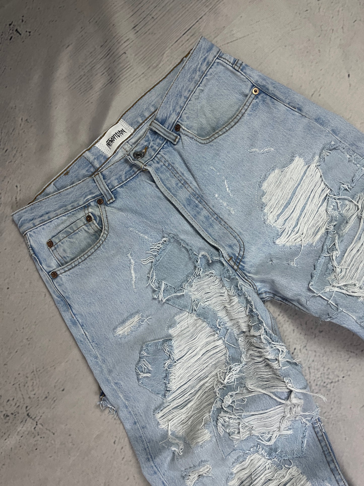 DISTRESSED FROST DENIM